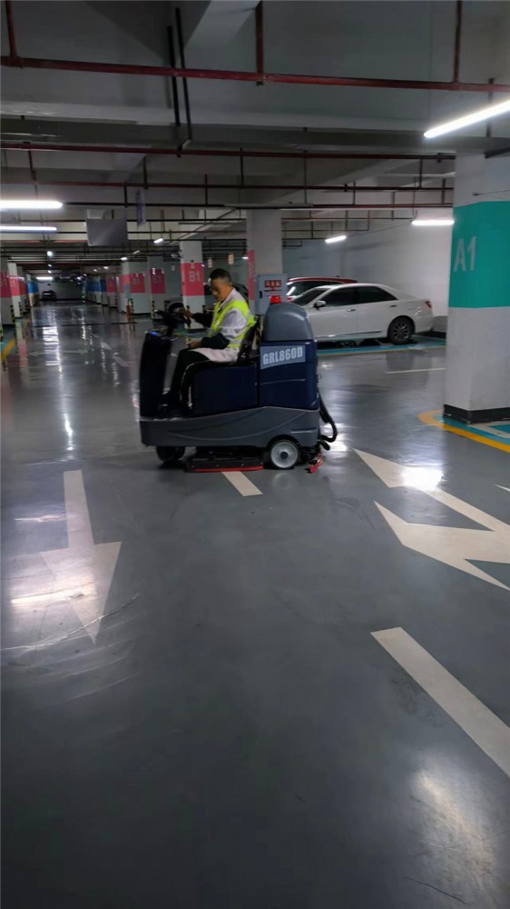 驾驶洗地机格瑞勒是不错的选择，金茂珑悦的860D